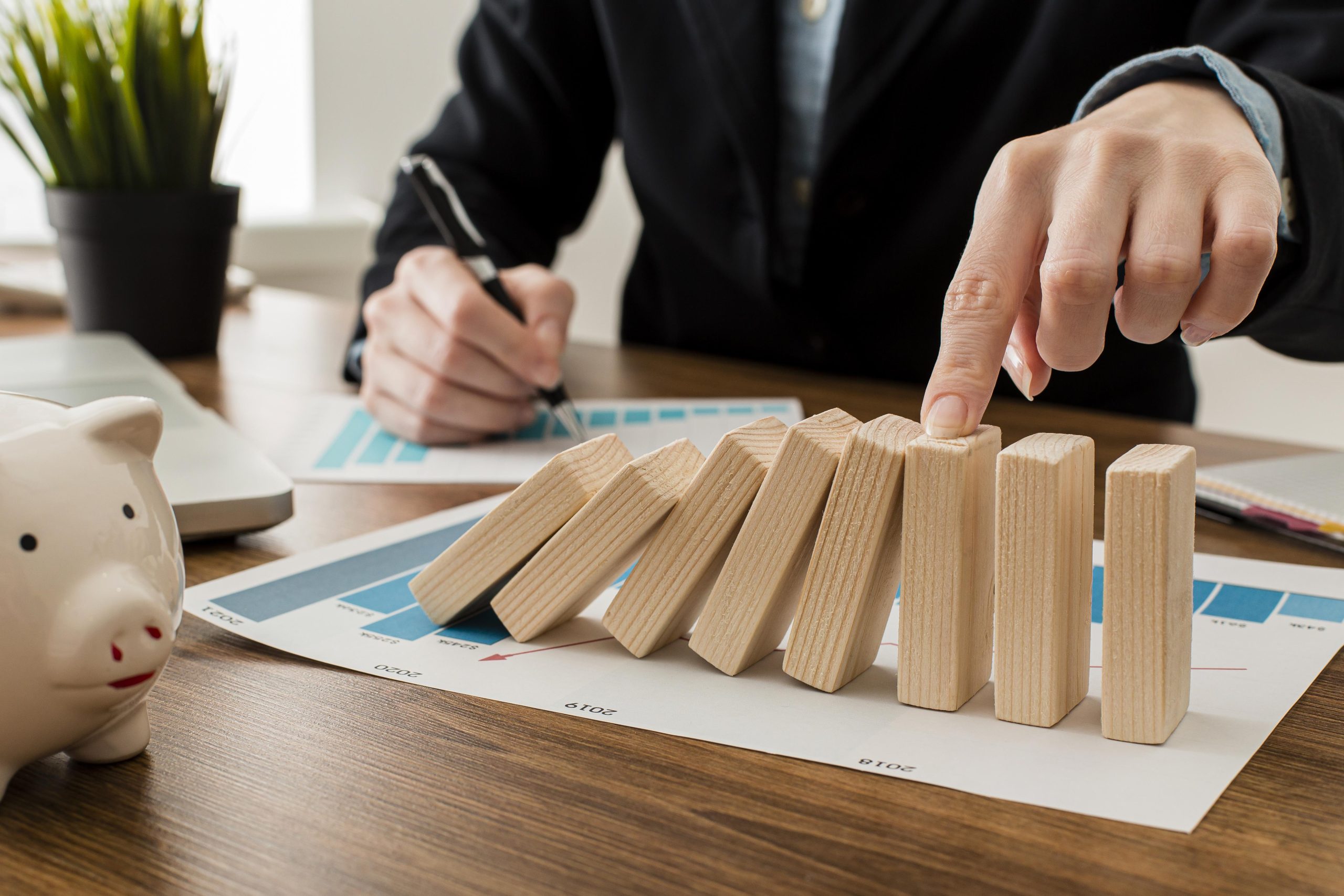 How do prop firm work - trader applying risk management in proprietary trading